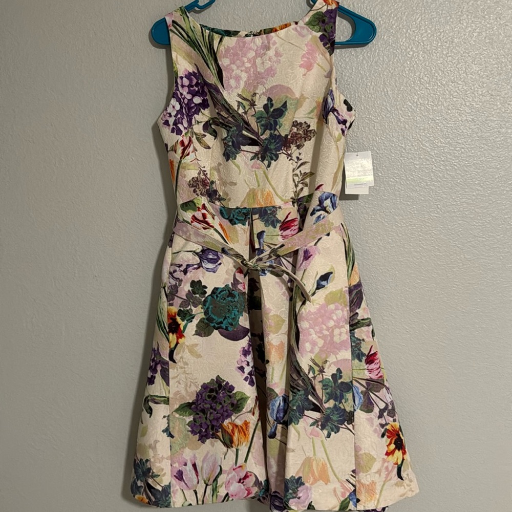 Very beautiful I bought it for my daughter in her absence and it’s too big